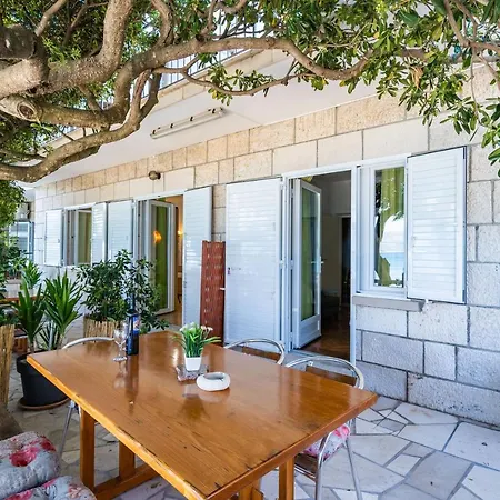 Nikolina 아파트 룸바르다