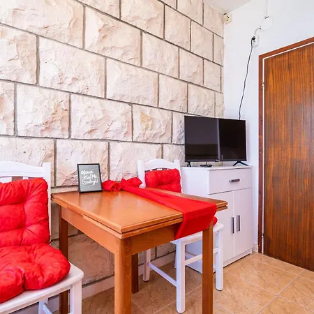 Nikolina 아파트 룸바르다