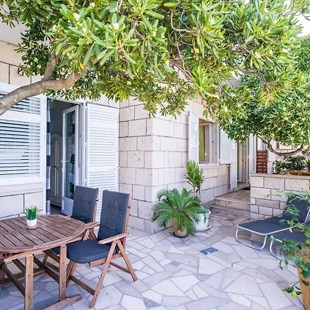 Nikolina 아파트 룸바르다